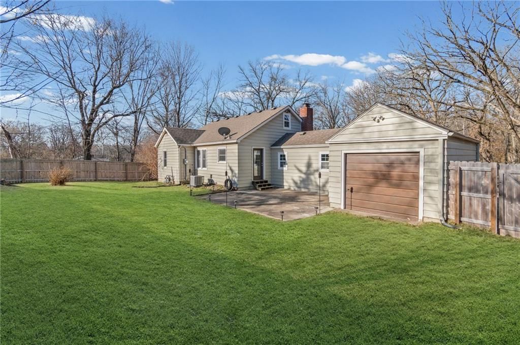 4919 N Troost Avenue — photo 27