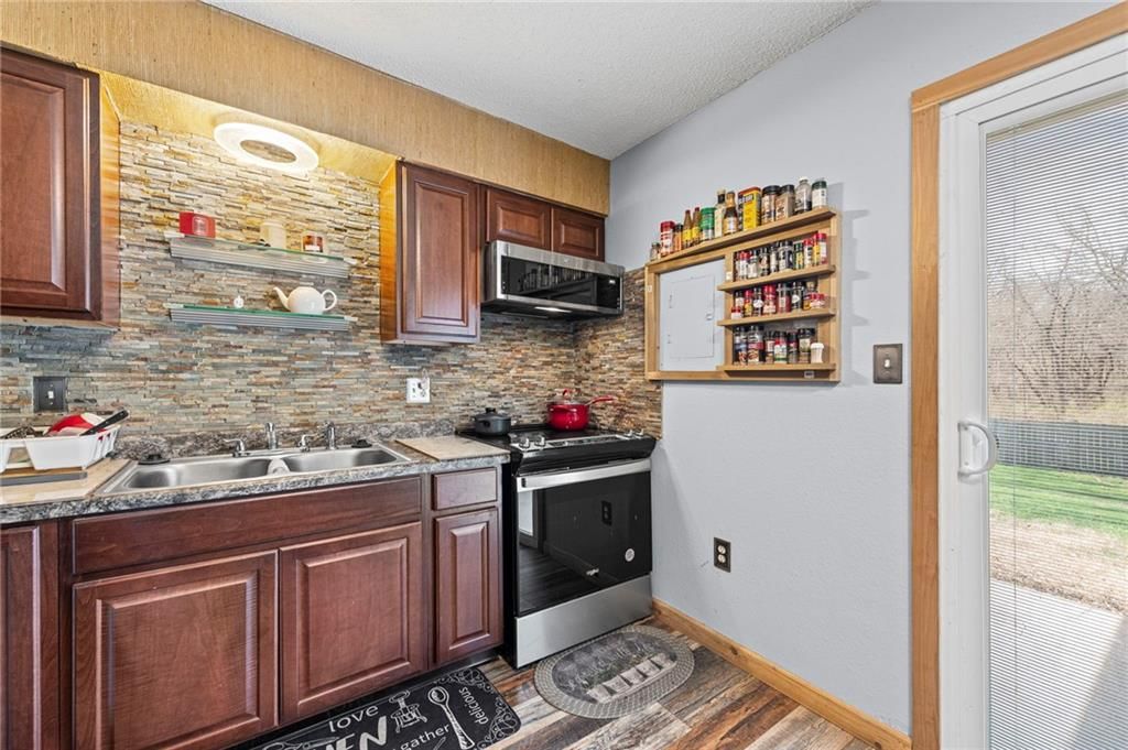701 NE Banner Drive — photo 11