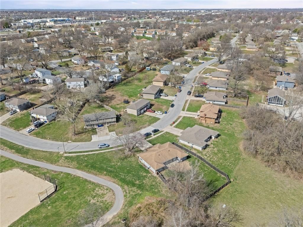701 NE Banner Drive — photo 22