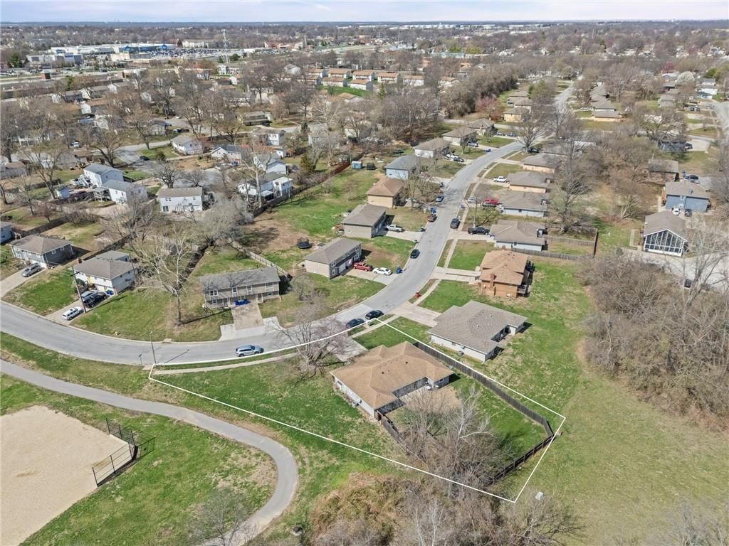 701 NE Banner Drive — photo 23