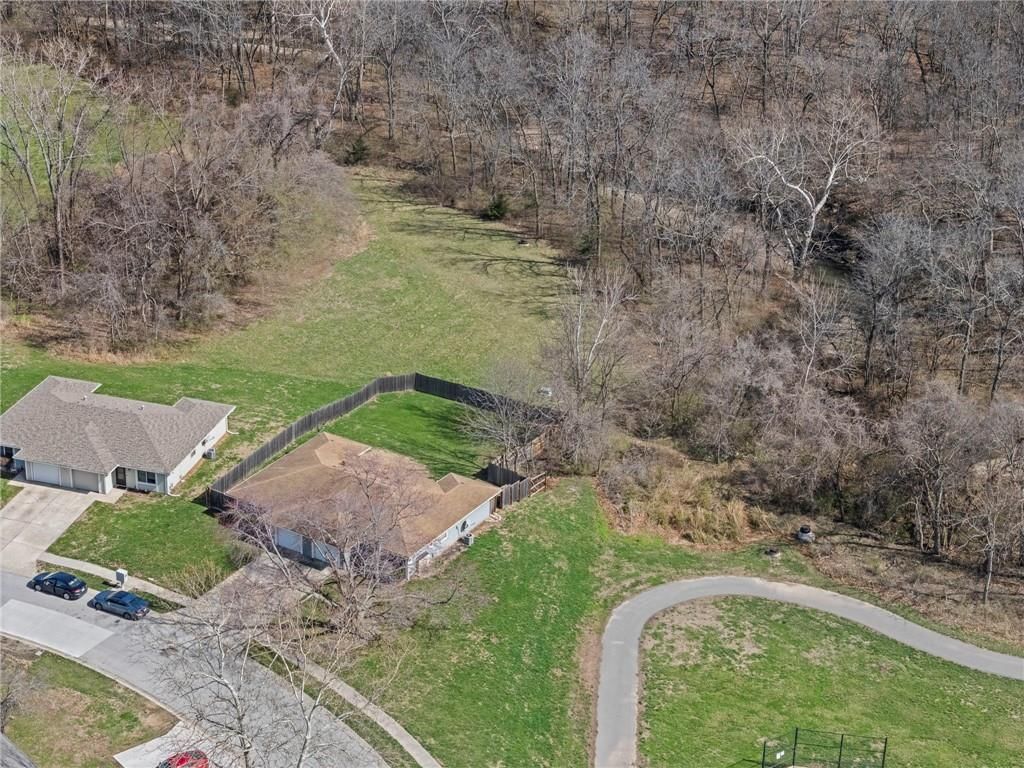 701 NE Banner Drive — photo 32