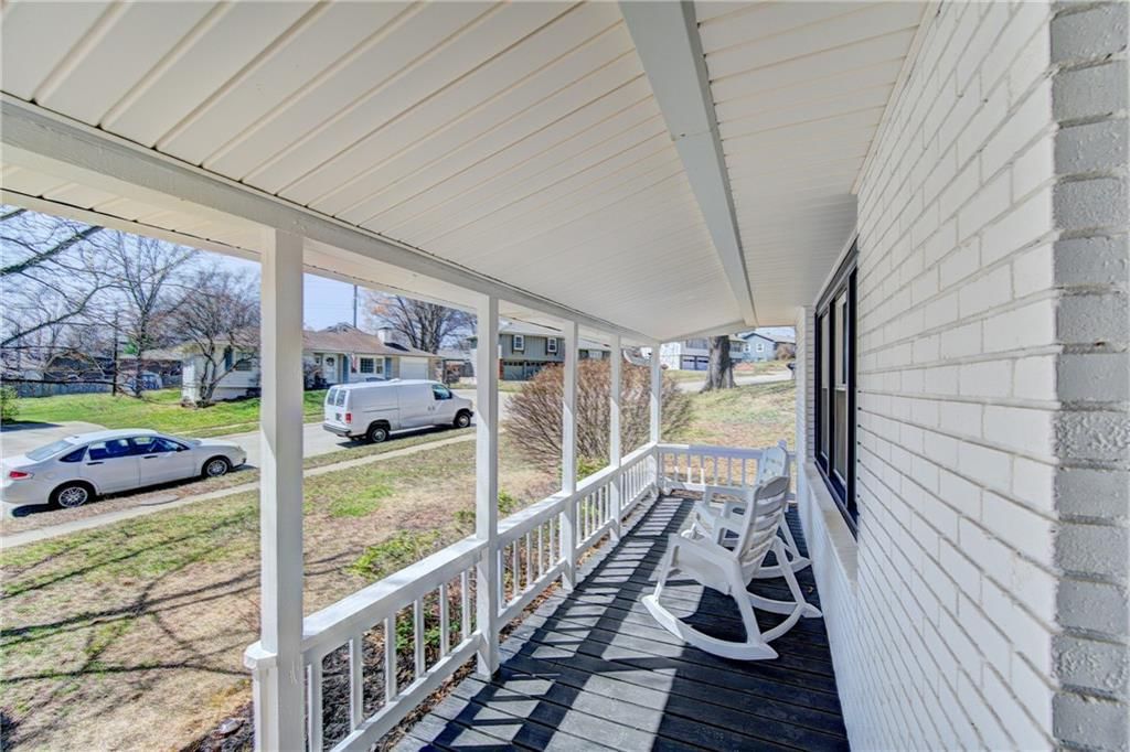 311 SW Pinnell Drive — photo 2