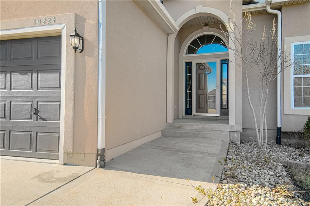 10224 N Willow Avenue — photo 2
