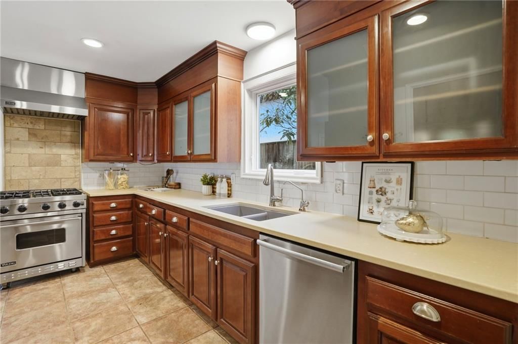 425 W 49th Terrace — photo 14