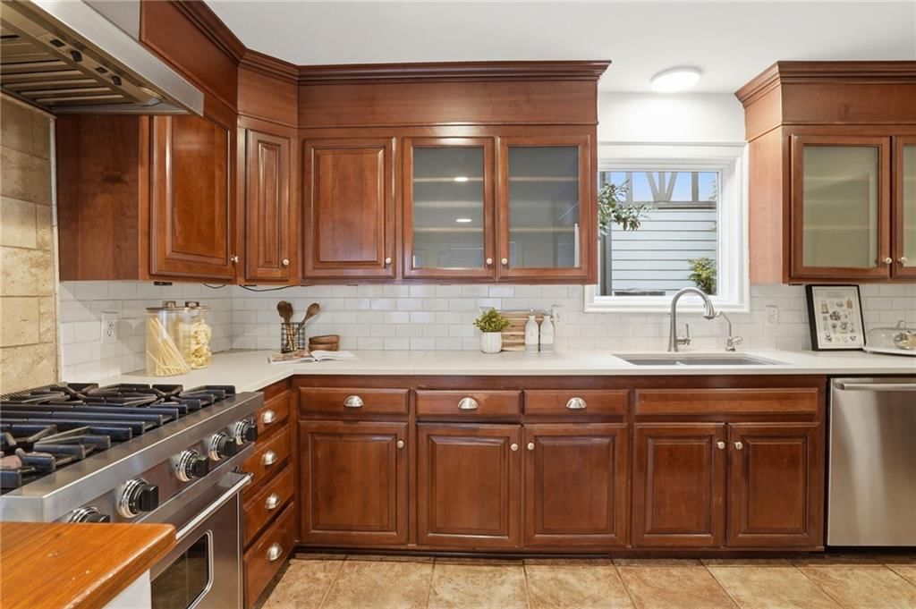 425 W 49th Terrace — photo 15