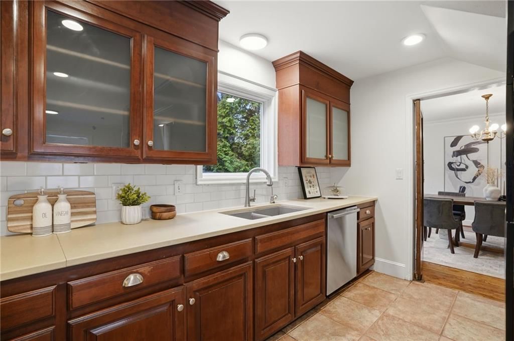 425 W 49th Terrace — photo 18