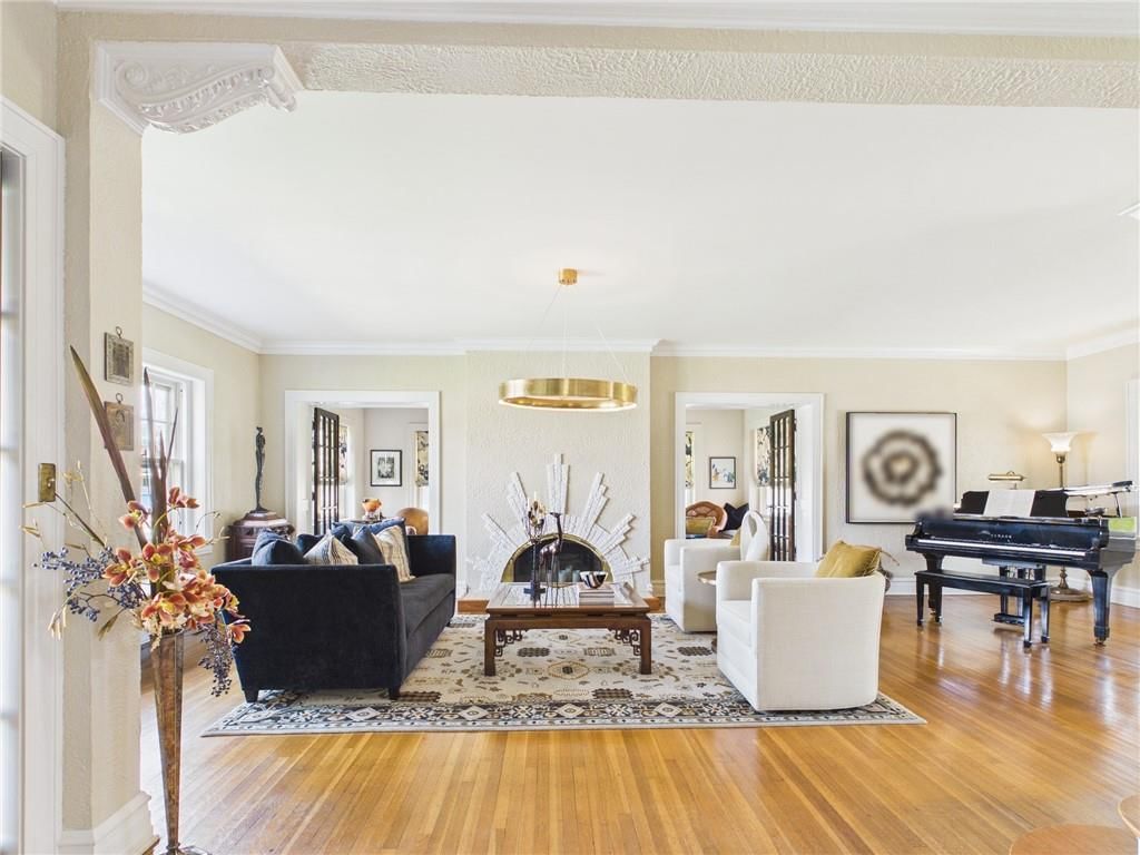 304 W 9th Street — photo 8