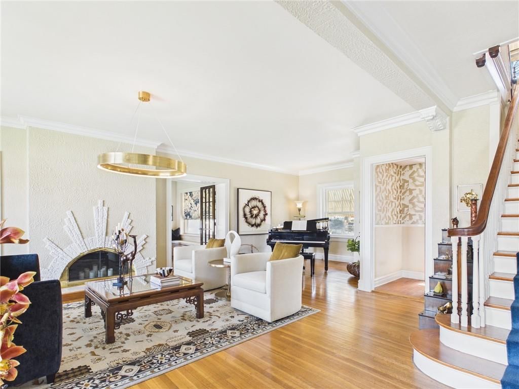 304 W 9th Street — photo 13