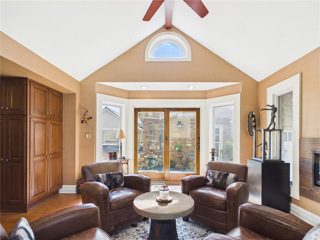 304 W 9th Street — photo 22