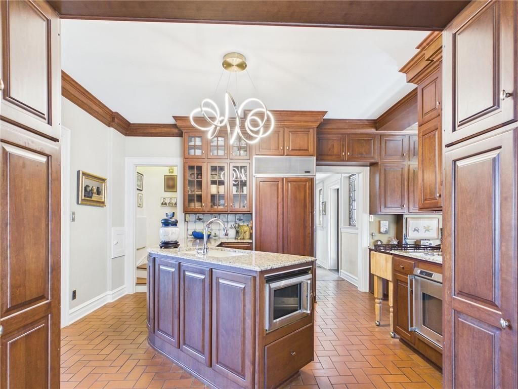 304 W 9th Street — photo 34