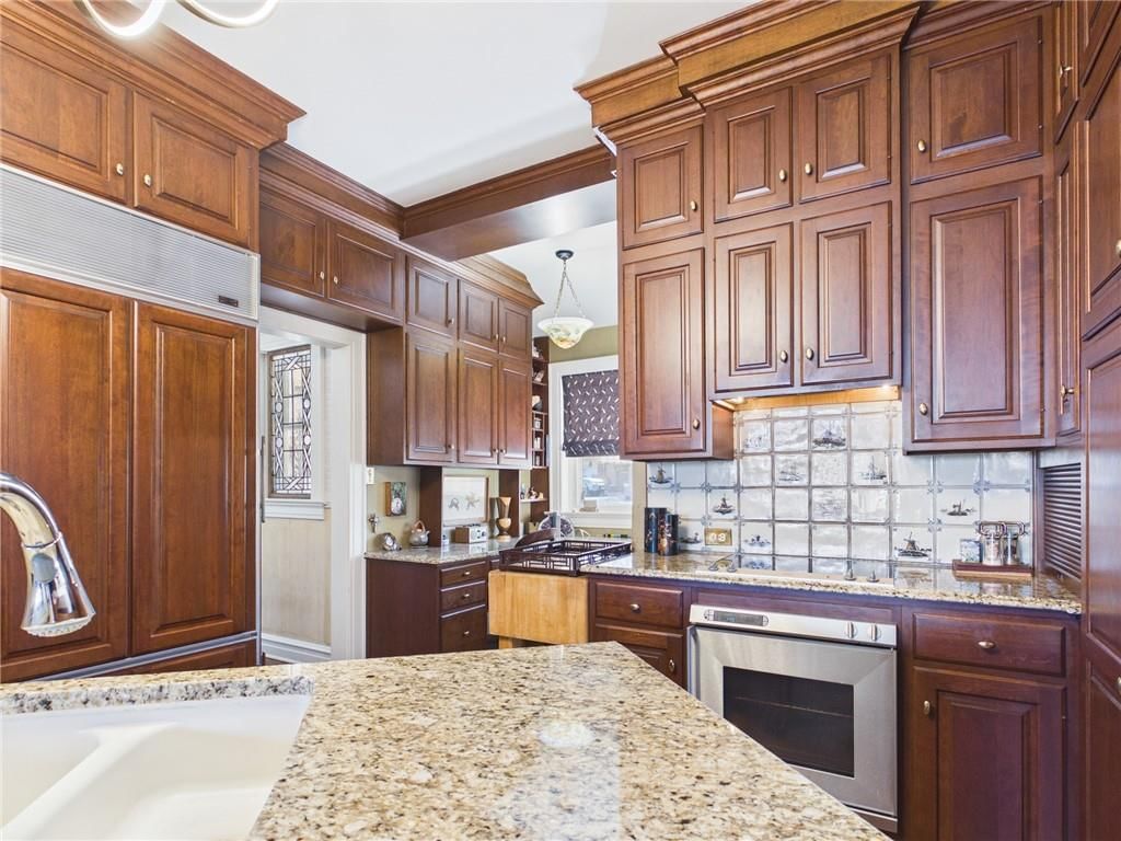 304 W 9th Street — photo 35