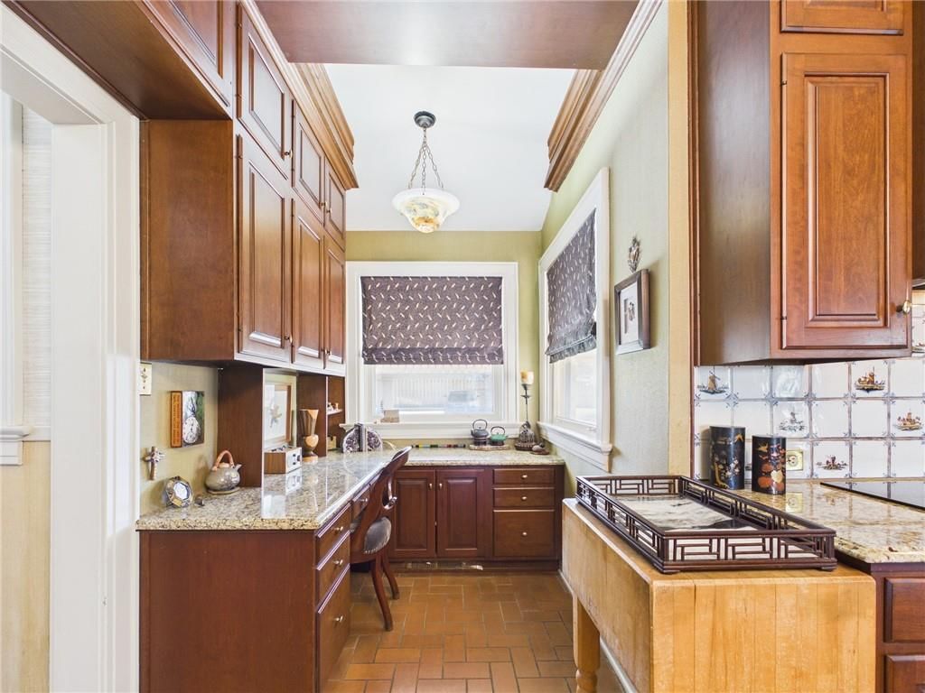 304 W 9th Street — photo 37