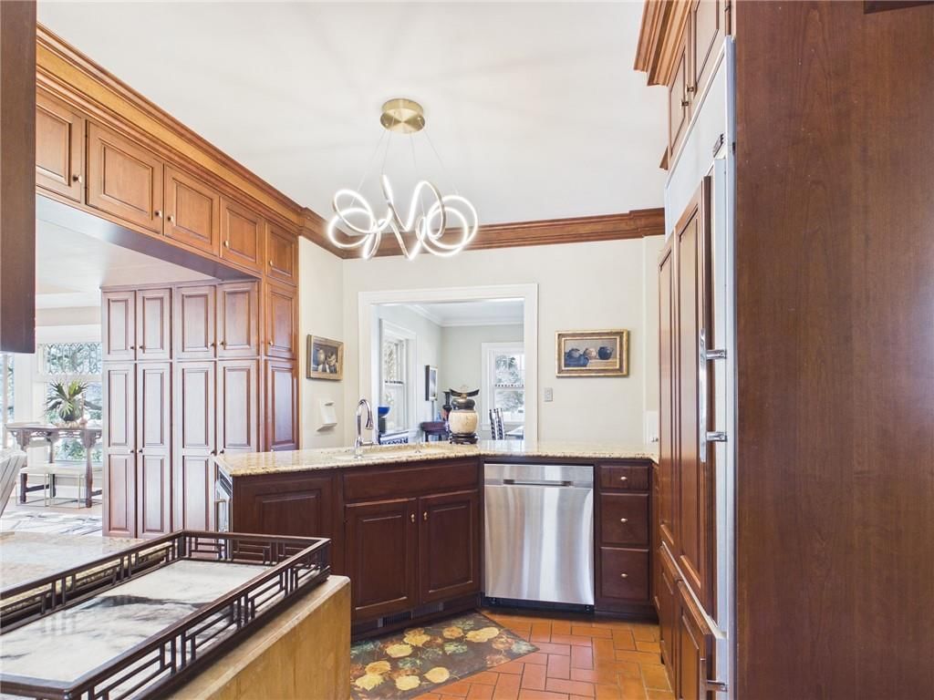 304 W 9th Street — photo 38