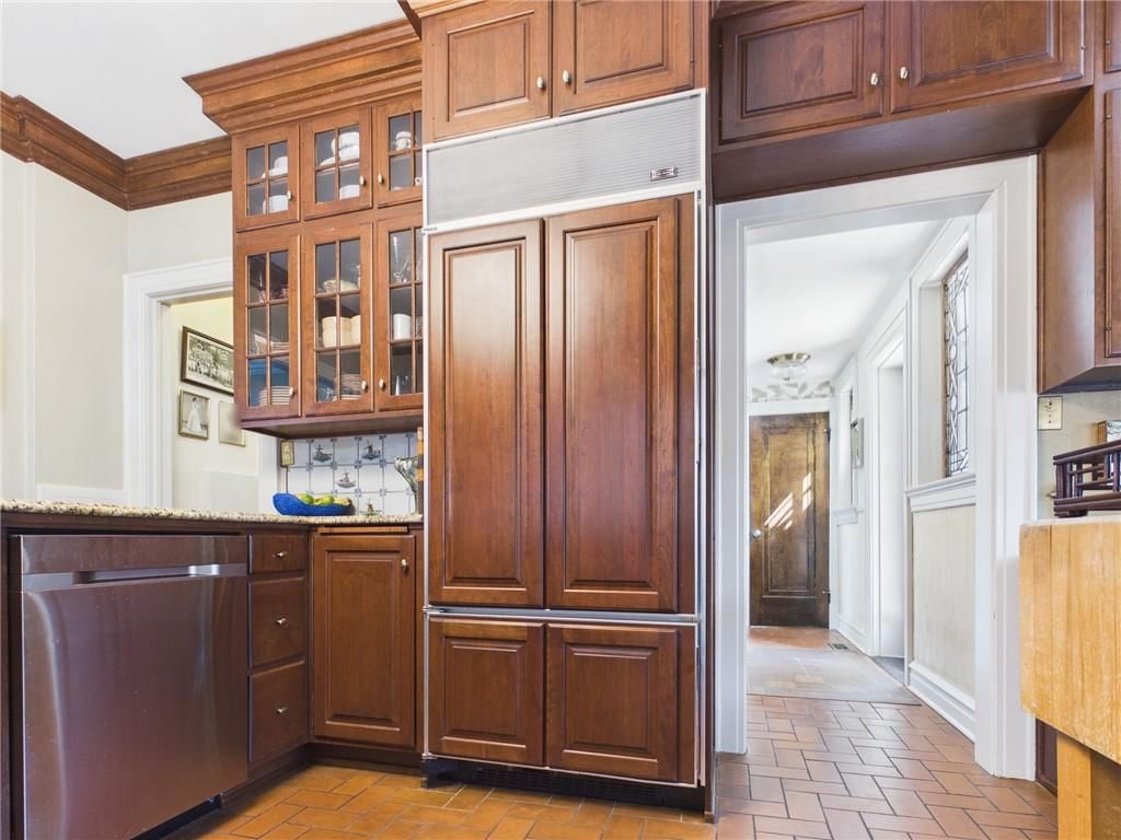 304 W 9th Street — photo 39