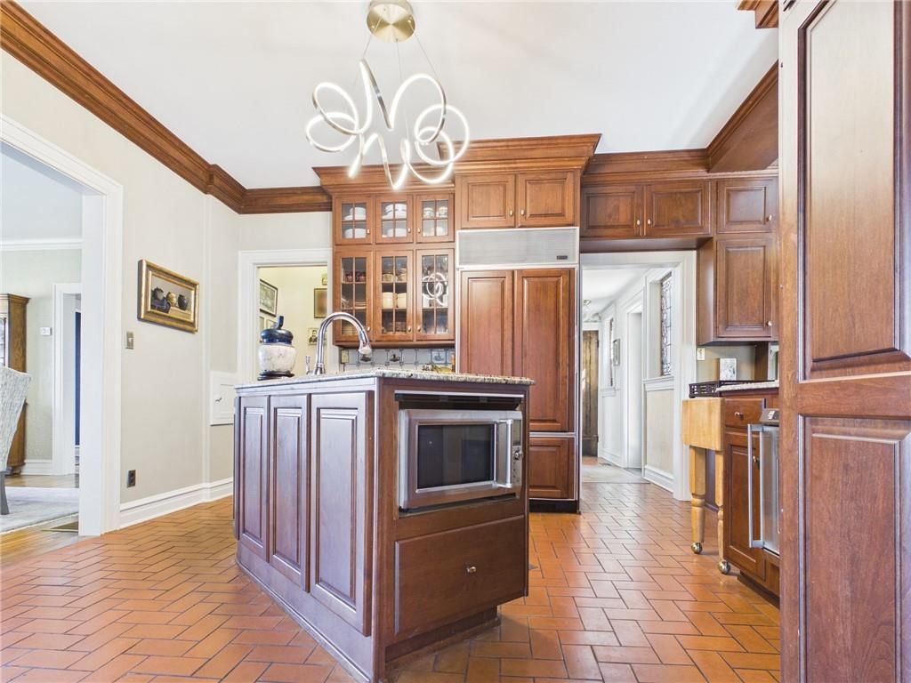 304 W 9th Street — photo 41