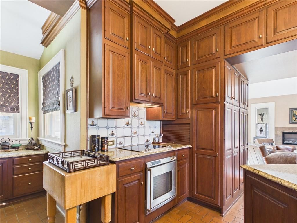 304 W 9th Street — photo 42