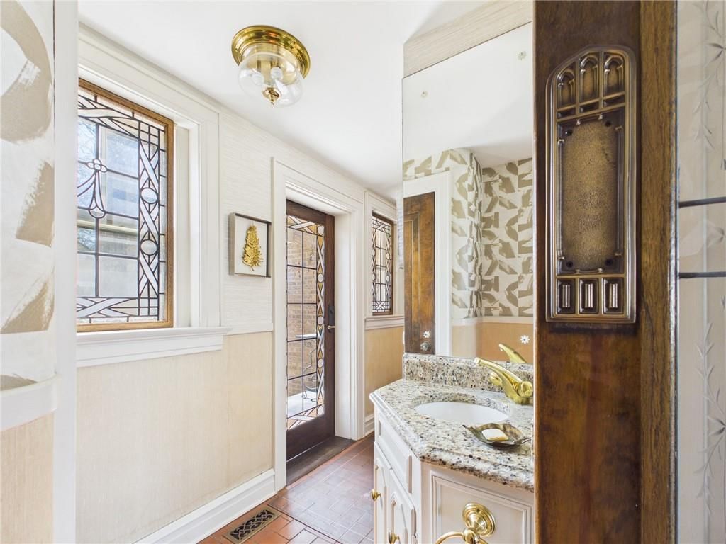 304 W 9th Street — photo 44
