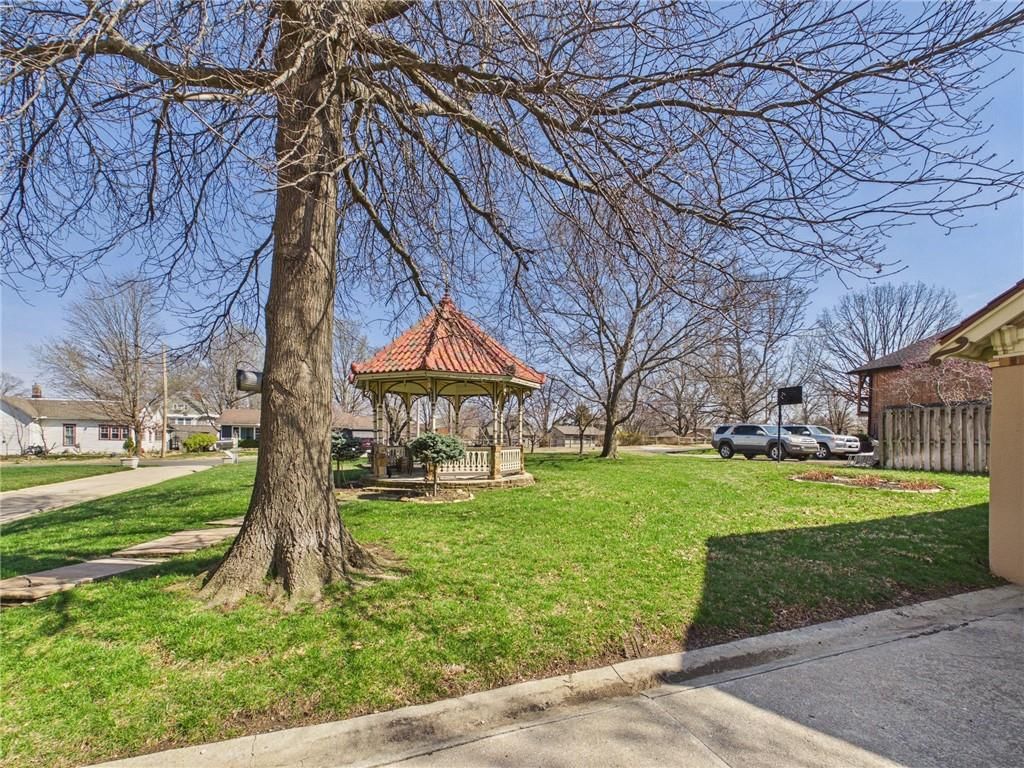 304 W 9th Street — photo 73