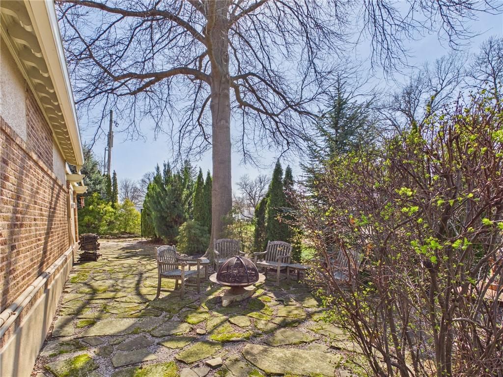 304 W 9th Street — photo 78