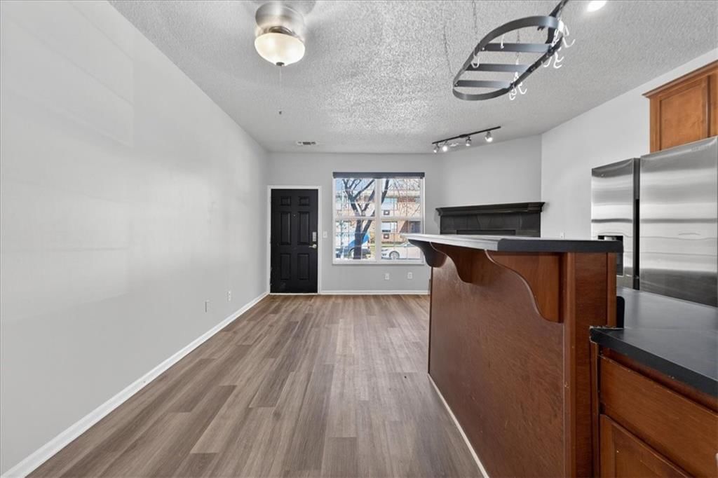 911 W 41st Place — photo 2