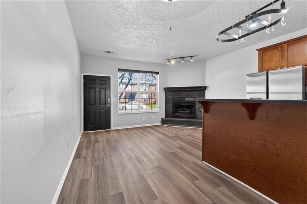 911 W 41st Place — photo 3