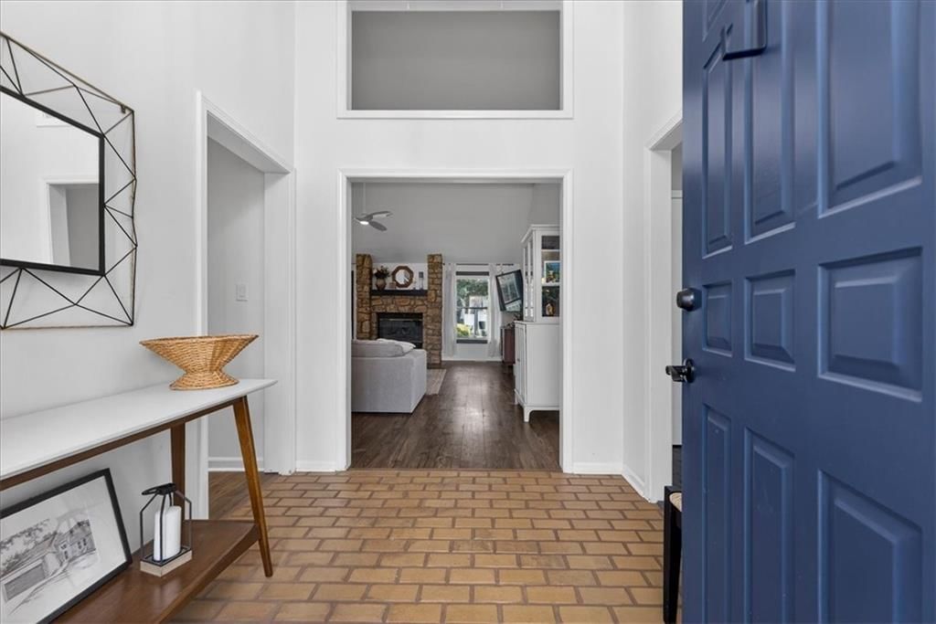 607 NE Pinehurst Street — photo 2