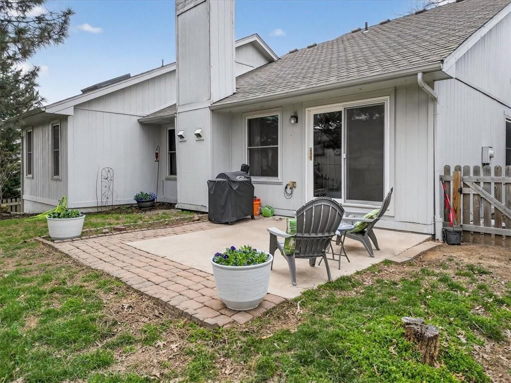 607 NE Pinehurst Street — photo 28