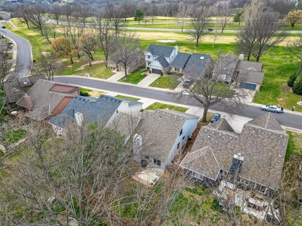 607 NE Pinehurst Street — photo 29