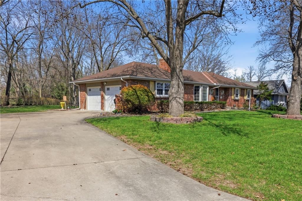 6828 Lakeshore Drive — photo 2