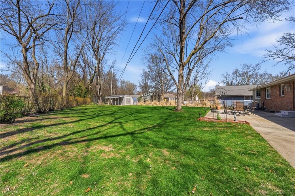 6828 Lakeshore Drive — photo 3
