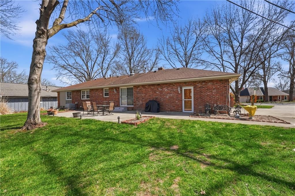 6828 Lakeshore Drive — photo 4