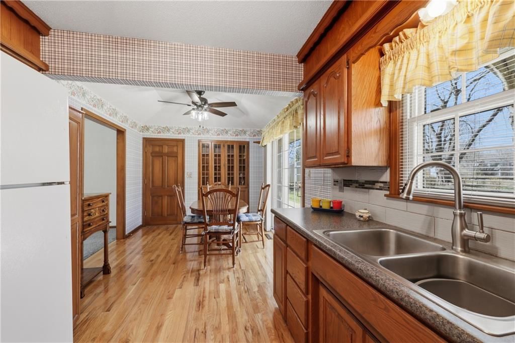 6828 Lakeshore Drive — photo 12