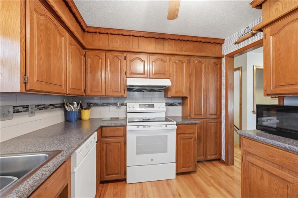 6828 Lakeshore Drive — photo 13