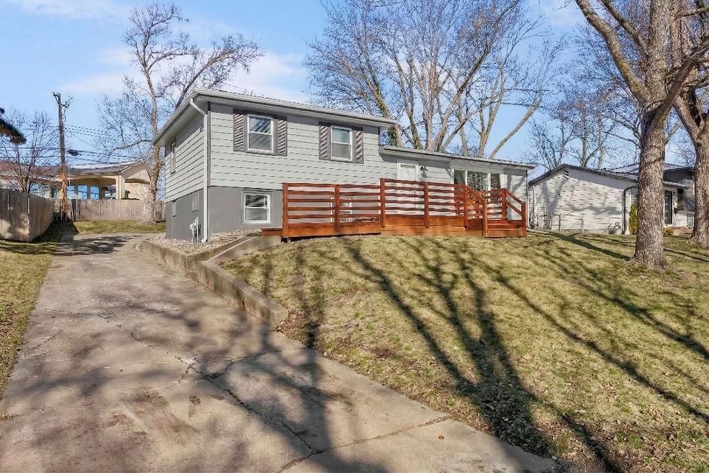 622 NW VILLAGE Drive — photo 2