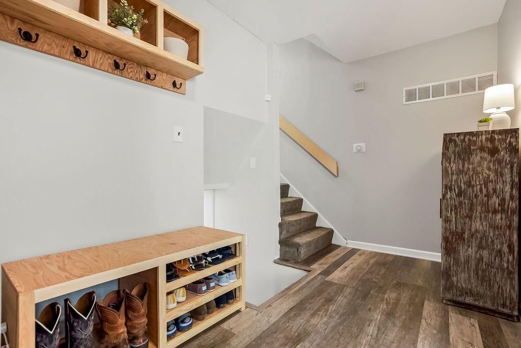 622 NW VILLAGE Drive — photo 3