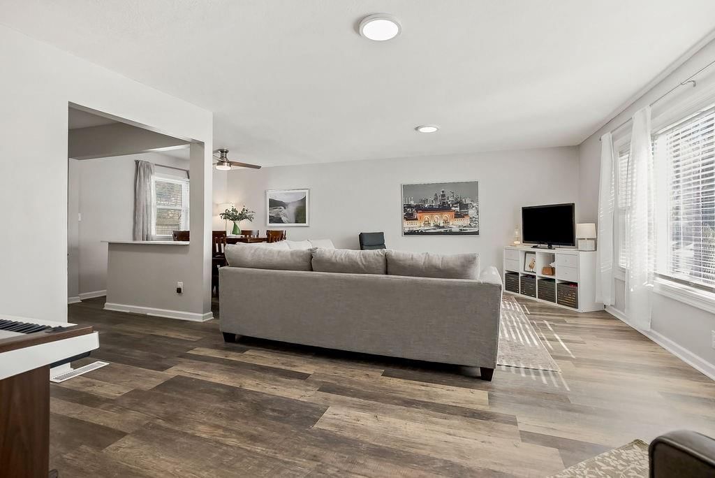 622 NW VILLAGE Drive — photo 4