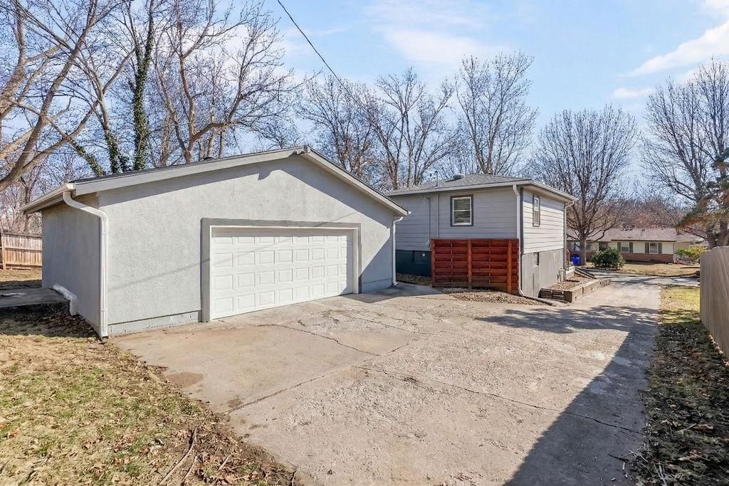 622 NW VILLAGE Drive — photo 30