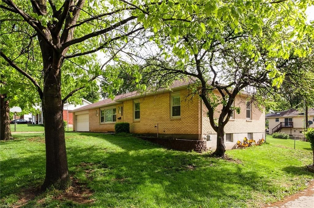 8613 N Boone Street — photo 2
