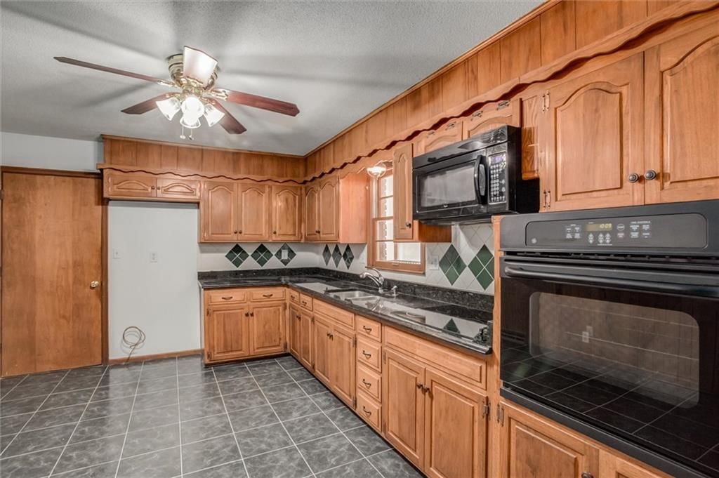 8613 N Boone Street — photo 9