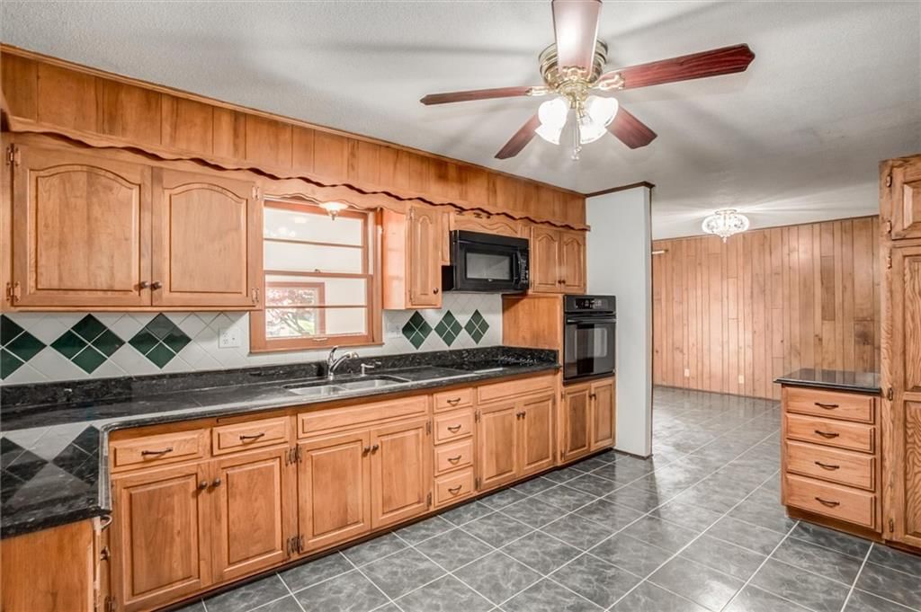 8613 N Boone Street — photo 10