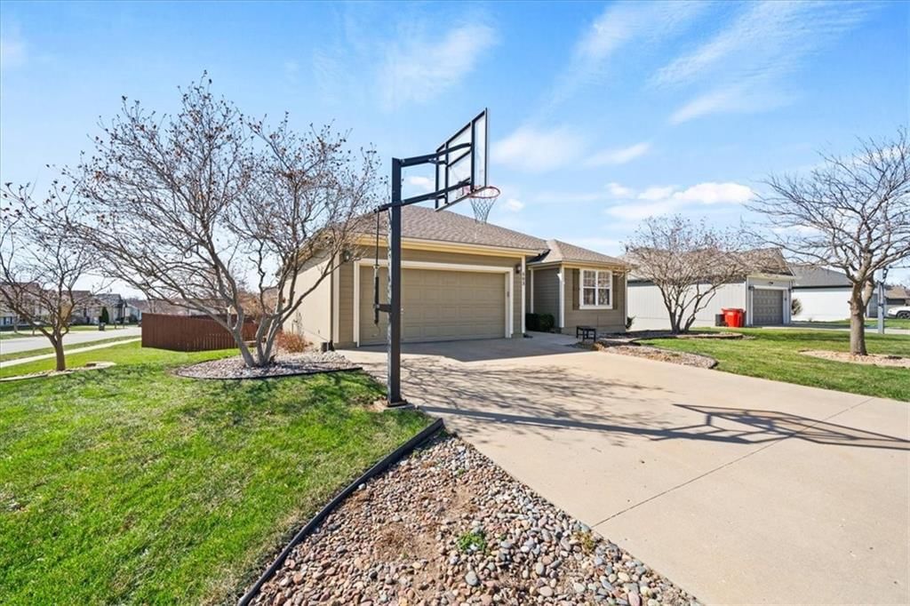 803 NW Redbud Drive — photo 2