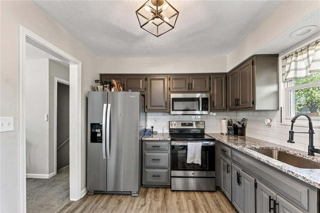 1715 Karlton Way — photo 9