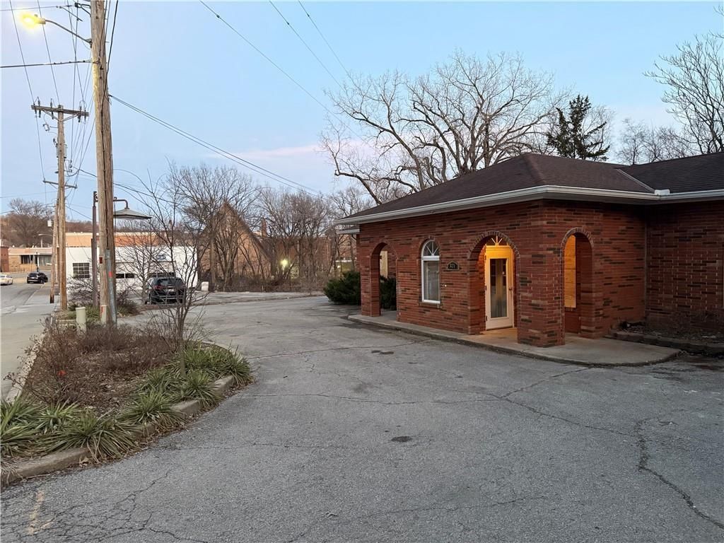 321 W Broadway Avenue — photo 12