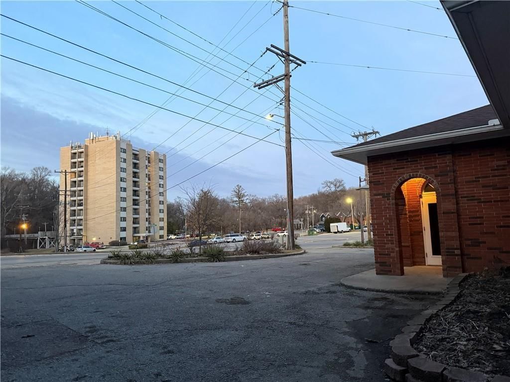 321 W Broadway Avenue — photo 13