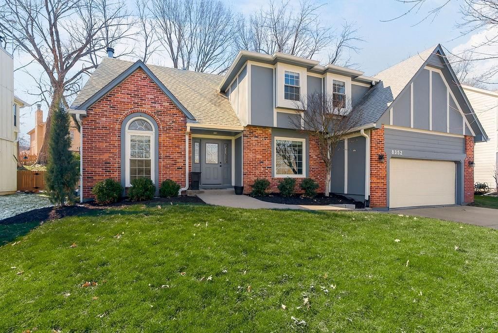 8352 Oakview Circle, Lenexa, KS