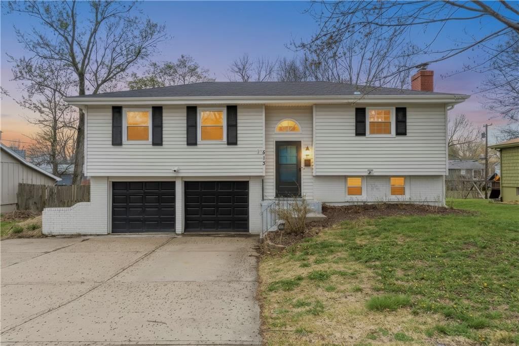 513 N Walker Lane, Olathe, KS