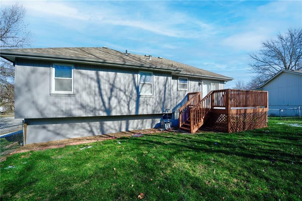 607 NE Karapat Drive — photo 15