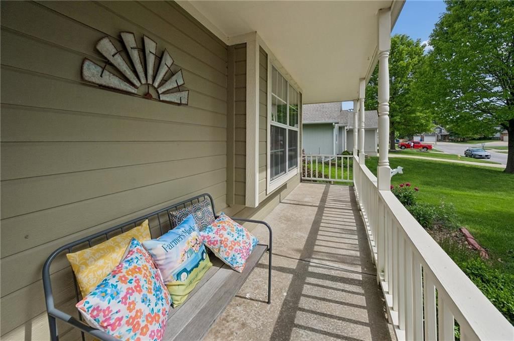 325 SE Canterbury Lane — photo 3