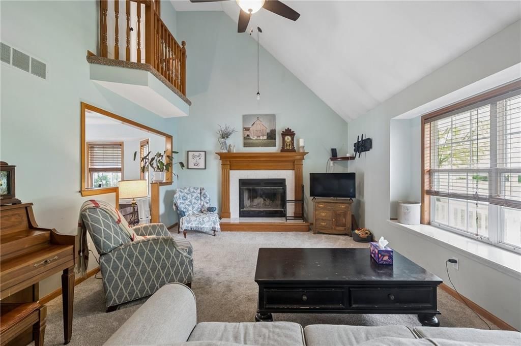 325 SE Canterbury Lane — photo 5