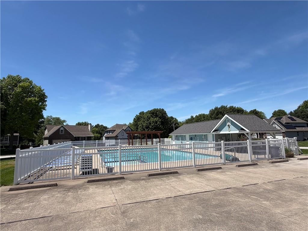 325 SE Canterbury Lane — photo 31